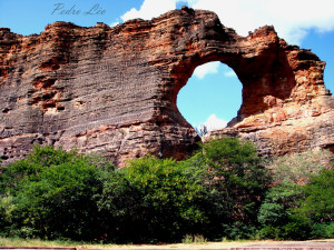 Pedra Furada, símbolo do Parque Nacional da Serra da Capivara, Piauí.