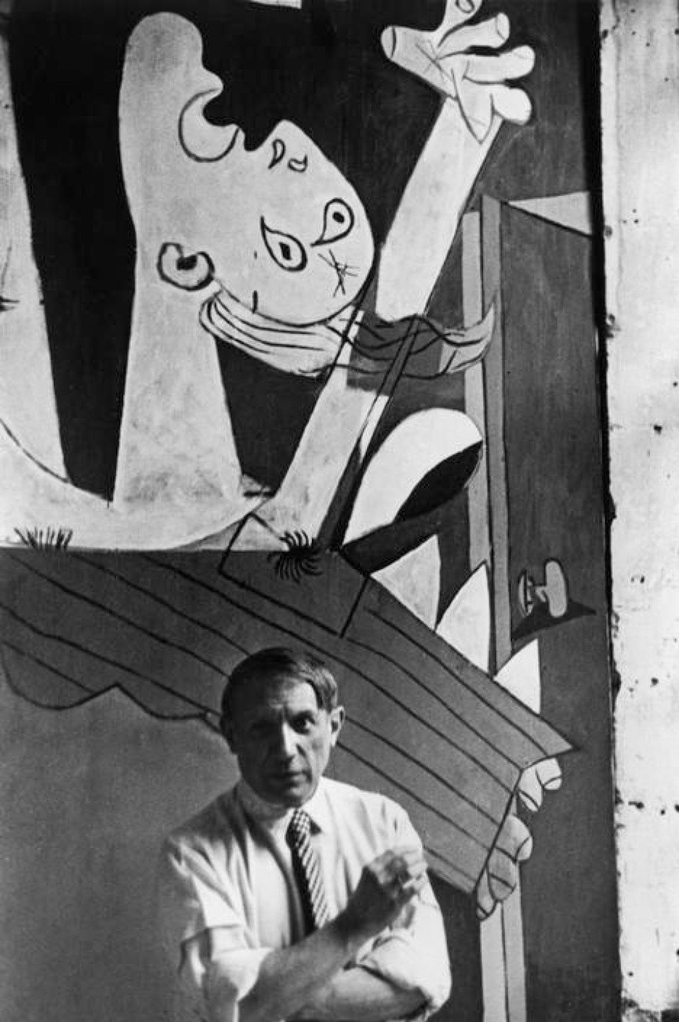 Picasso ao lado de Guernica