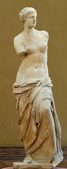 “Vênus de Milo”, mármore, 2,02 m de altura, séc. II a.C. Descoberta na ilha de Milo, em 1820, faltando-lhe ambos os braços e o pé esquerdo. Museu do Louvre, Paris, França.