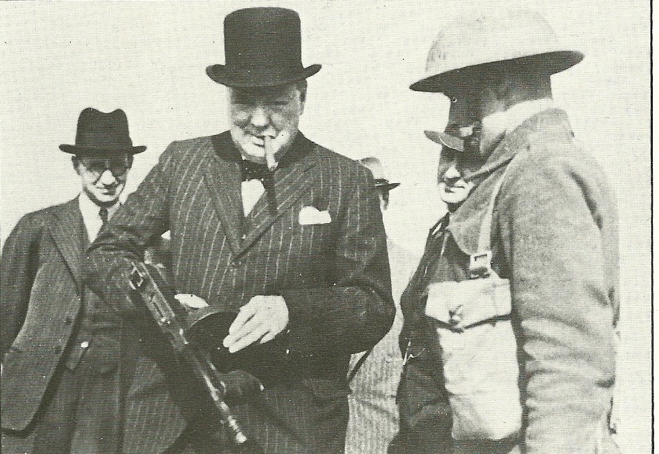 Winston Churchill visita uma base militar. Foto de 1940