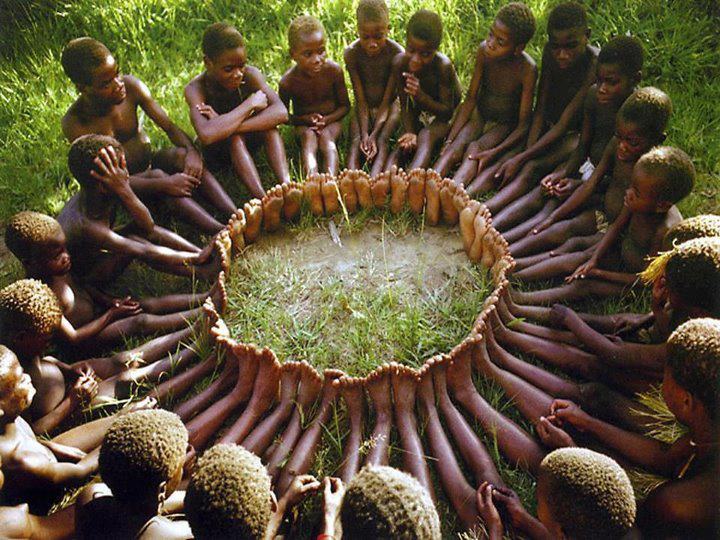 Crianças Xhosa mostram o que é ubuntu: “eu sou porque nós somos”.