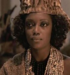 Nzinga interpretada por Lesliana Pereira no filme “Njinga