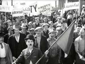 Chaplin com bandeira