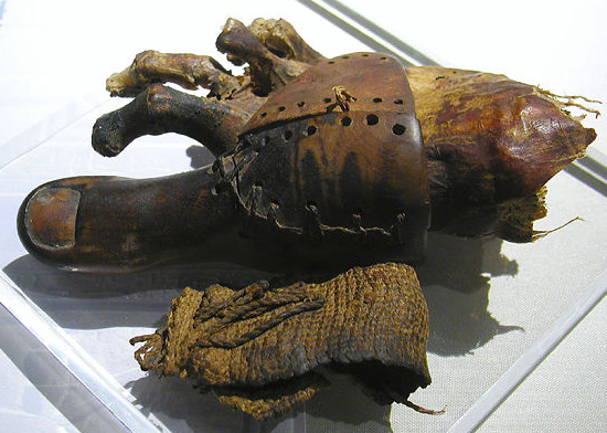 Prótese de madeira e couro para o dedo do pé direito amputado.