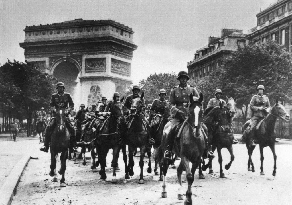 Tropas nazistas desfilam em Paris depois de vencida a cidade, 1940.
