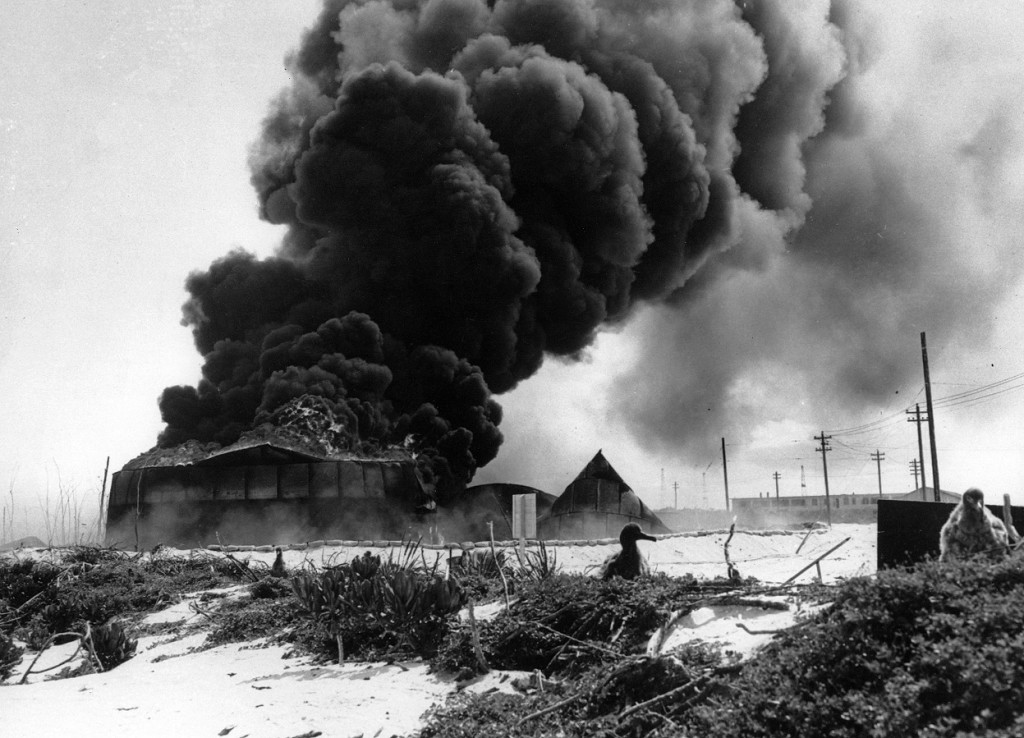 Tanques de óleo explodem em Midway após ataque dos aviões japoneses, 1942.