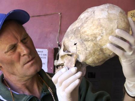 Brien Foerster examina um crânio Paracas.