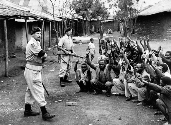 Soldados britânicos em ação no Quênia, buscando guerrilheiros Mau Mau. 