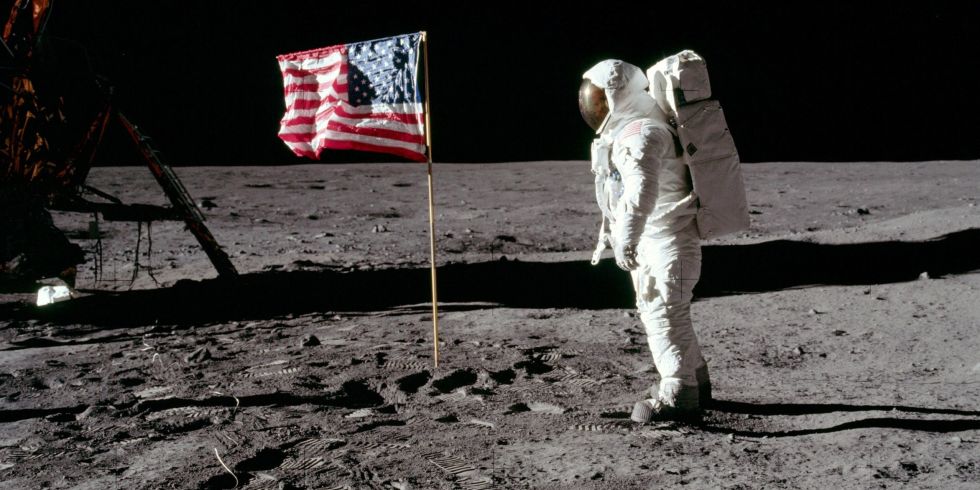  Edwin Aldrin Jr. e a bandeira americana no solo lunar