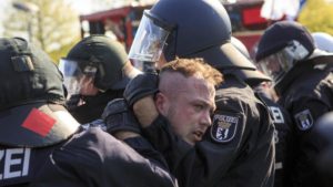 Polícia alemã prende ativistas de uma marcha neonazista.