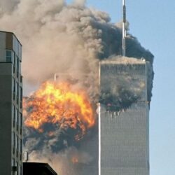Colisão do voo 175 da United Airlines contra a contra a Torre Sul do World Trade Center.