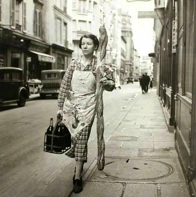 mulher levando baguete de 80 cm de comprimento, Paris, c. 1950.