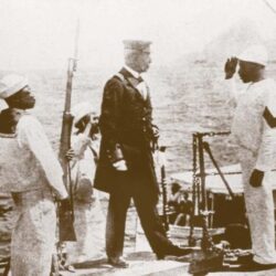 João Cândido, líder da Revolta da Chibata, entrega o comando do encouraçado Minas Gerais ao capitão Pereiras Leite depois das (falsas) promessas do governo, 26/11/1910.