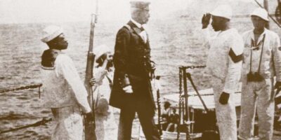 João Cândido, líder da Revolta da Chibata, entrega o comando do encouraçado Minas Gerais ao capitão Pereiras Leite depois das (falsas) promessas do governo, 26/11/1910.