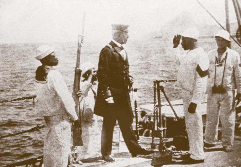 João Cândido, líder da Revolta da Chibata, entrega o comando do encouraçado Minas Gerais ao capitão Pereiras Leite depois das (falsas) promessas do governo, 26/11/1910.