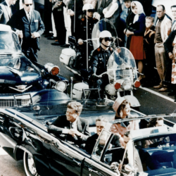 John Kennedy e Jacqueline Kennedy em carro aberto poucos minutos antes do presidente ser assassinado