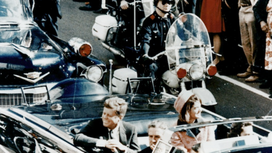 John Kennedy e Jacqueline Kennedy em carro aberto poucos minutos antes do presidente ser assassinado