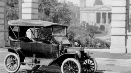 1º de Outubro de 1908, o americano Henry Ford lançou o Ford T