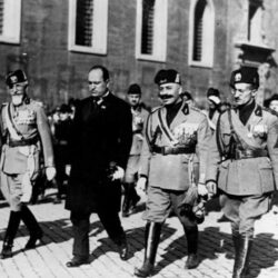 ocorreu a “Marcha sobre Roma”, uma manifestação armada organizada pelo Partido Nacional Fascista, liderado por Benito Mussolini