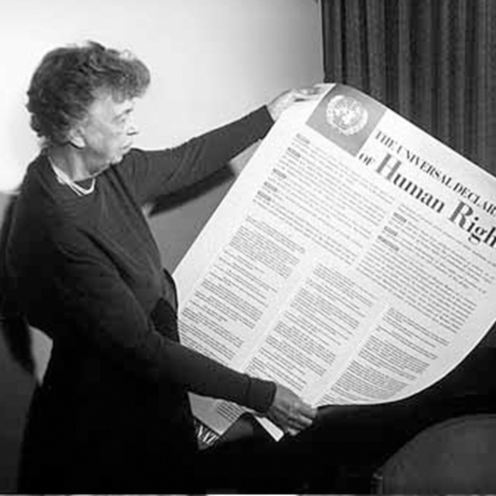 Eleanor Roosevelt, a grande incentivadora da Declaração, exibe cartaz contendo a versão em inglês da Declaração Universal dos Direitos Humanos (1949)