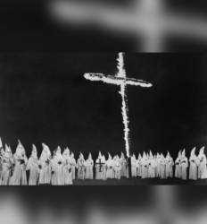 IMAGEM: membros da Ku Klux Klan reunidos no Tennessee, 1948.