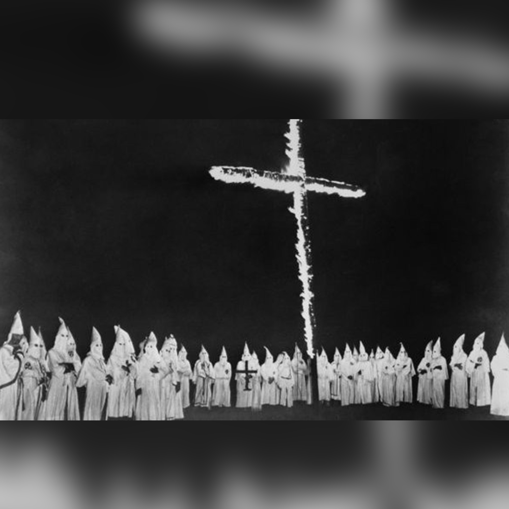 IMAGEM: membros da Ku Klux Klan reunidos no Tennessee, 1948.