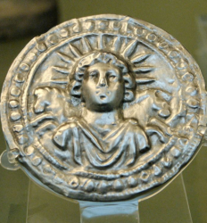 IMAGEM: Deus Sol Invicto, disco de prata romano do século III d.C., encontrado em Pessino, atual Turquia. Museu Britânico.