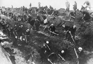 s mulheres de Moscou escavam trincheiras 